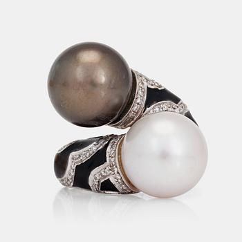1094. A brilliant-cut diamond, black laquer, cultured Tahiti pearl and cultured South Sea pearl ring.