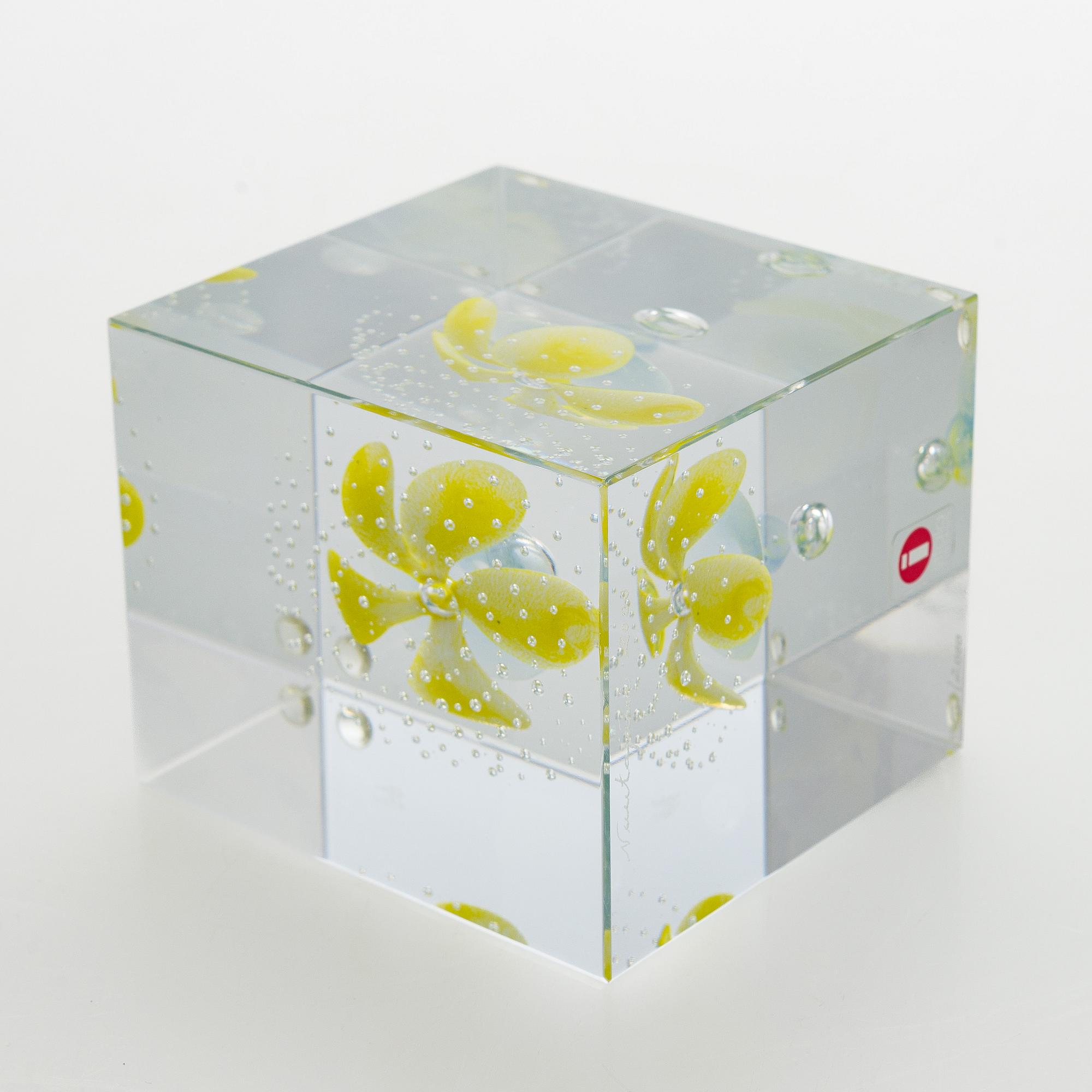 Oiva Toikka, an annual glass cube 2000, signed Oiva Toikka Nuutajärvi 2000, 960/2000.