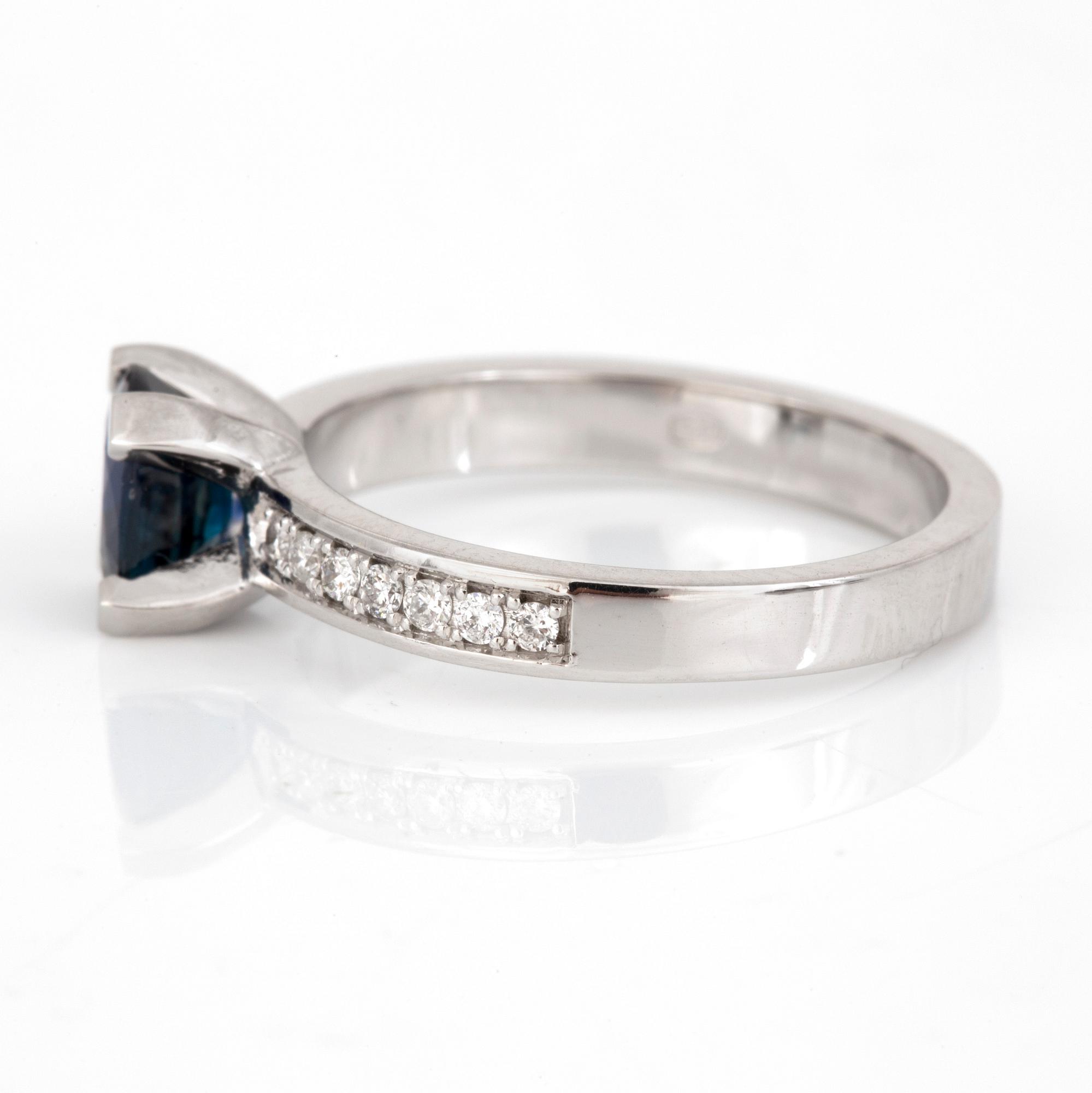 RING, 14K vitguld med safir ca 1.18 ct och briljantslipade diamanter totalt ca 0.16 ct. Total vikt 3,9 g.