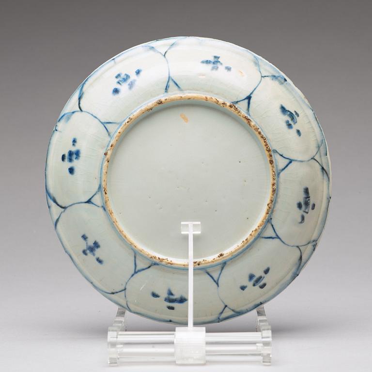 A set of three blue and white dishes, Ming dynasty, Wanli (1572-1620).