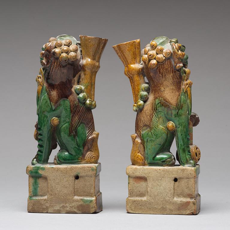 RÖKELSEHÅLLARE, ett par, biskviporslin. Qingdynastin, Kangxi (1662-1722).