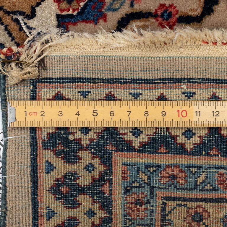 A semi-antique Sarouk carpet, a. 278 x 186 cm.