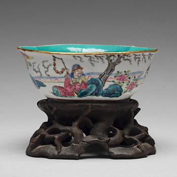 867. A famille rose bowl, Qing dynasty, circa 1900.