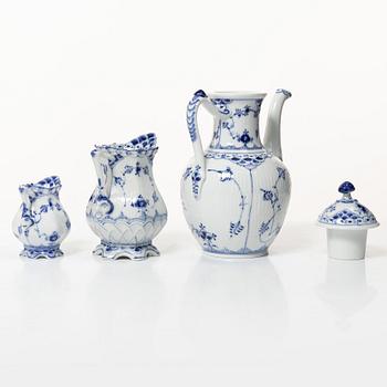 Royal Copenhagen, kaffeservis, 29 delar, porslin, "Musselmalet", mestadels helblonde, Danmark,