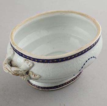 A porcelain terrine with lid, Qianlong (1736-1795).