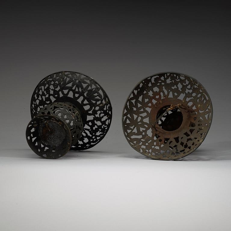 A pair of bronze lanterns, late Qing dynasty (1644-1912).