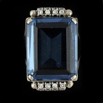RING, 18k vitguld med troligen krysokolla samt 8 mindre briljantslipade diamanter. Vikt ca 9,5 gram.