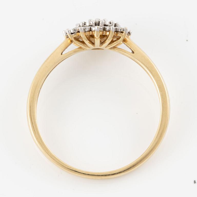 Ring, 18K gold with small brilliant-cut diamonds.