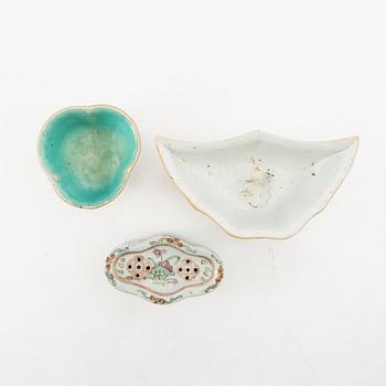 Skålfat två stycken samt tvålkopp. Kina, sen Qing dynasti och 1900-tal.