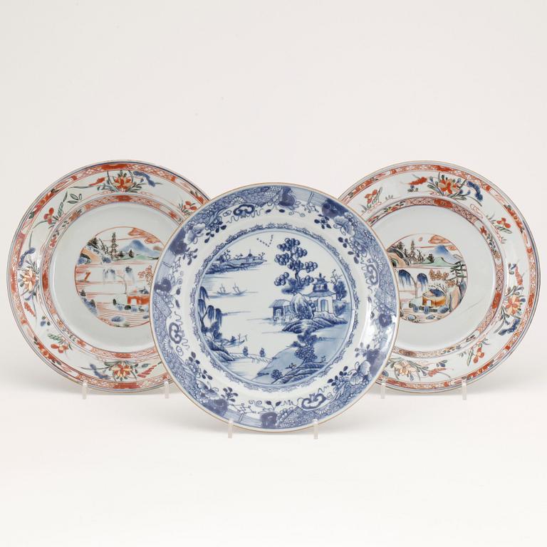 TALLRIKAR, 2+1 porslin, Qing dynastin, Kina, 1700-tal.