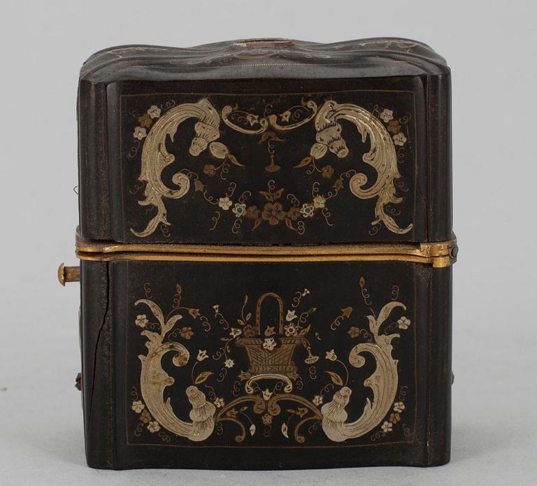 OMPELURASIA, kilpikonnankuorta ja kullattuja metalliosia, 1800-luku.