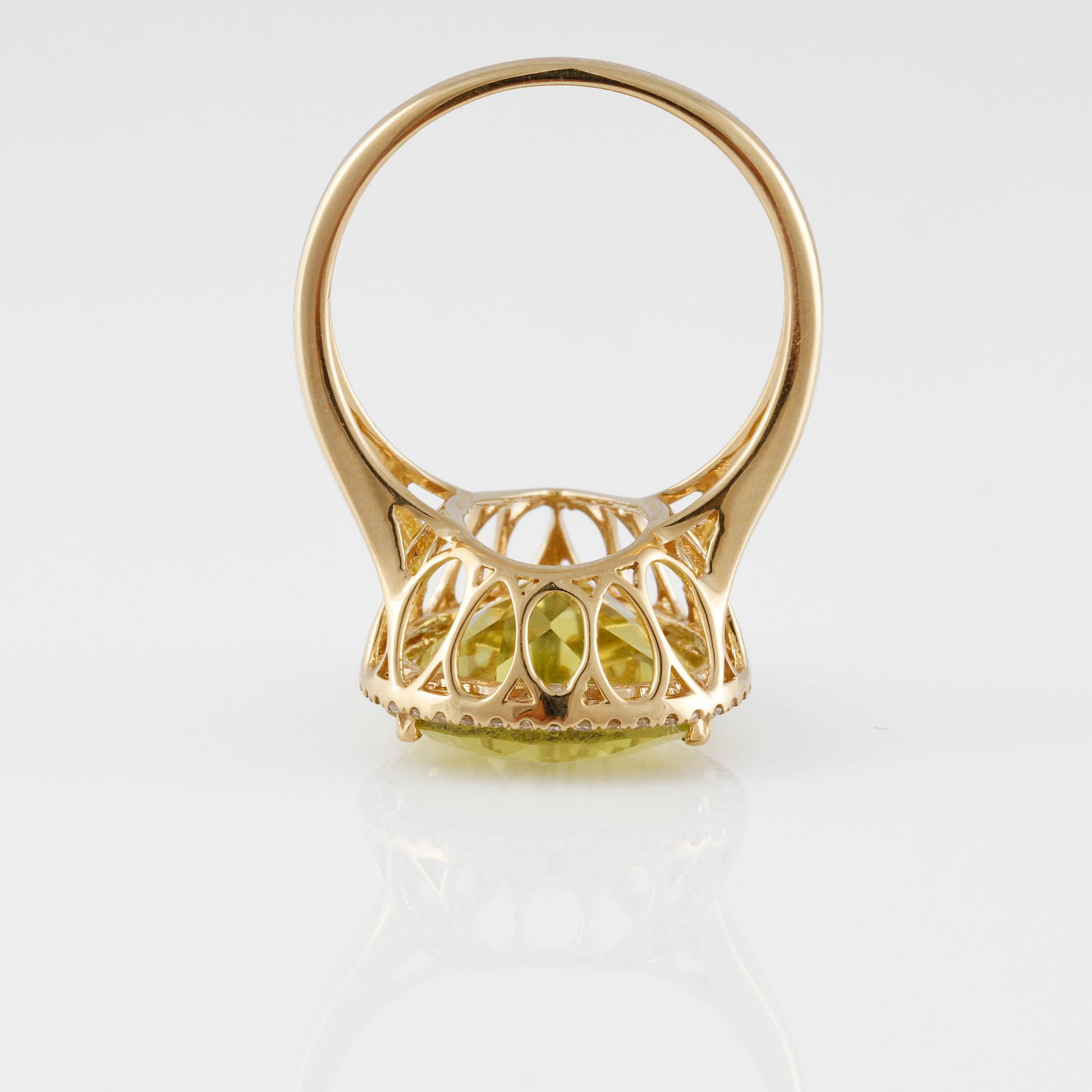 RING, 18K guld med fasettslipad topas ca 7,24 ct samt briljantslipade diamanter ca 0.26 ct. Vikt 5,5 gram.