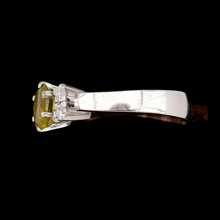 RING, 18 k vitguld, peridot, 4 briljantslipade diamanter tot 0,20 ct. H&Å, 1974.