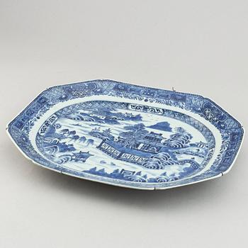 An export ware porcelain charger, China, Qianlong, 18th Century.