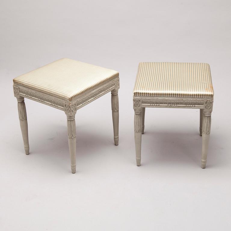TABURETTER, ett par, gustavianska, ca 1800.