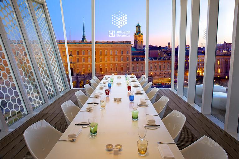 LUNCH FÖR 16 PERSONER PÅ THE CUBE BY ELECTROLUX MED CAMILLA LÄCKBERG - AUKTION TILL FÖRMÅN FÖR BARNCANCERFONDEN.