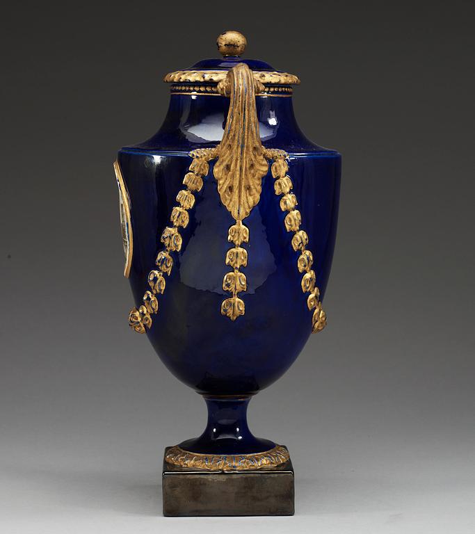 POTPOURRIURNA med LOCK, flintgods. Marieberg, troligen 1780-tal.