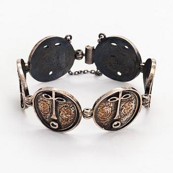 Jorma Laine, rannekoru, "Naamio", hopeaa, Turun Hopea, Turku 1973.