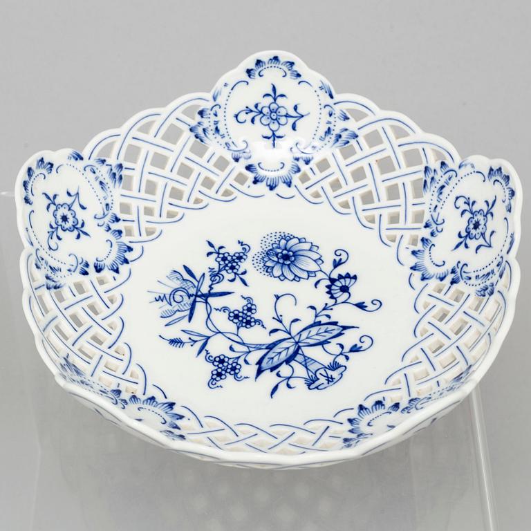A Meissen part 'Blue Onion' coffee and dinner porcelain service, Germany, 20th century (33 pieces).