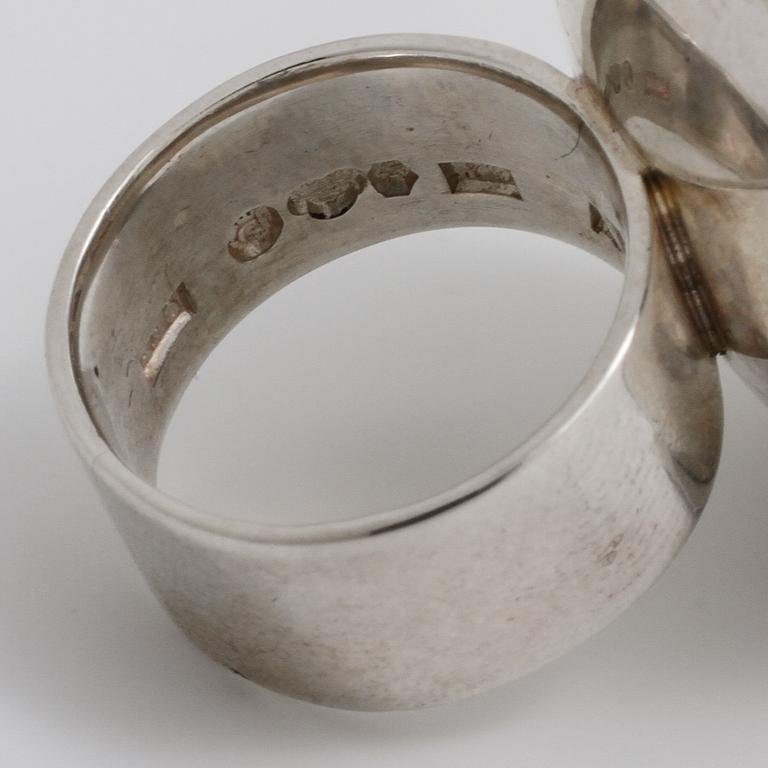 ANDERS HÖGBERG, Göteborg, 1973, ring med cabochonslipad sodalit.