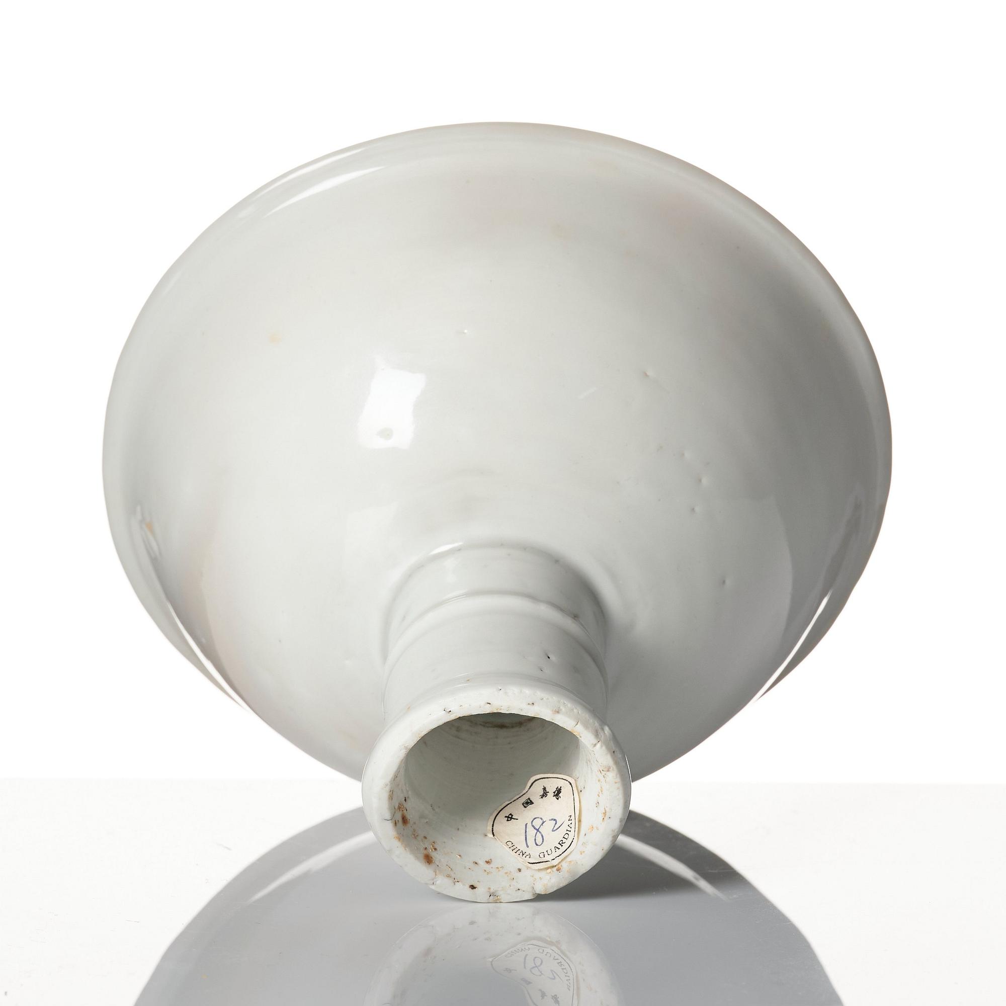 A white glazed anhua decorated stemcup, Ming dynasty (1368-1644).