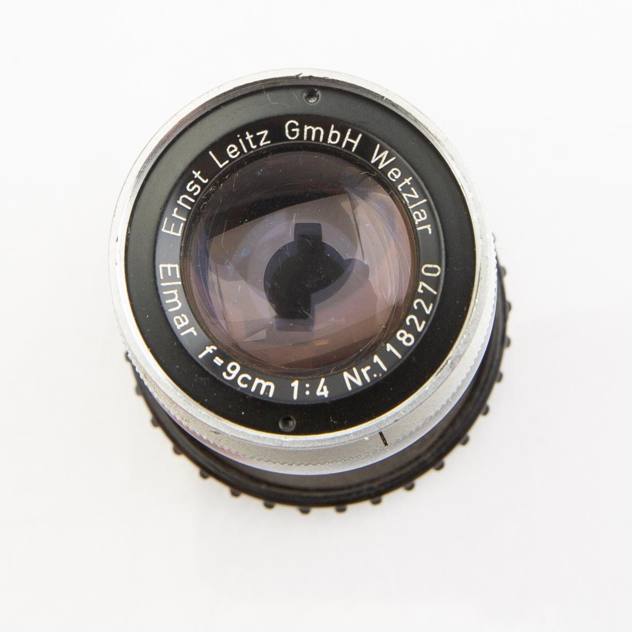 Kameror 2 st samt tillbehör Leica.