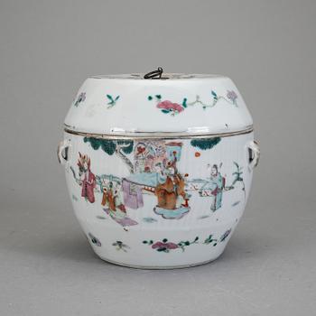 KAROTT MED LOCK, porslin, Kina omkring 1900.