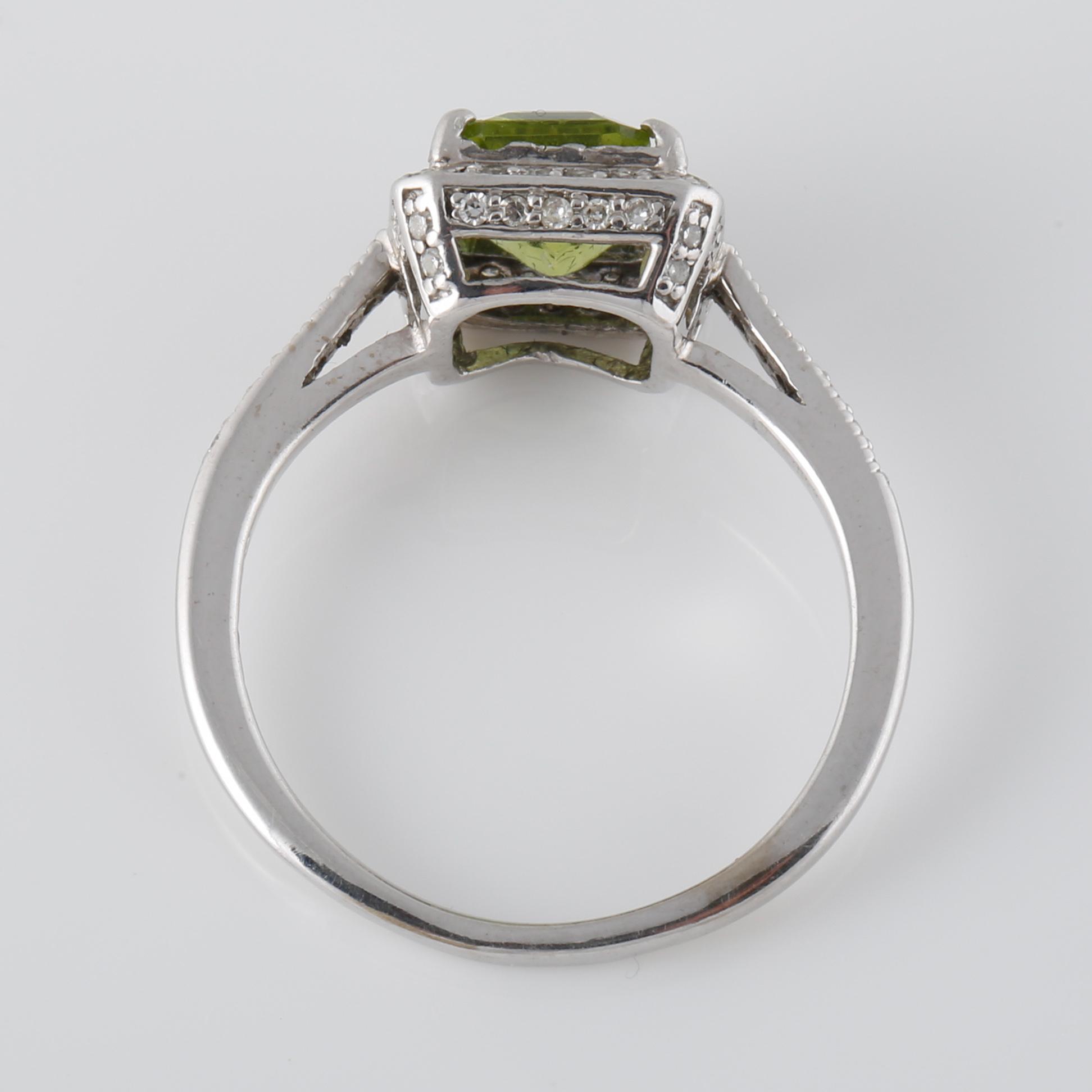 RING, 14K vitguld med åttkantslipade diamanter och fasettslipad peridot. Vikt 3,8 gram.