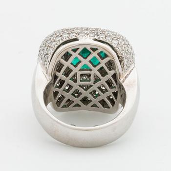 SMARAGDRING, 18K vitguld 1 smaragd ca 10 x 10 mm samt briljanter ca 3,5 ct.