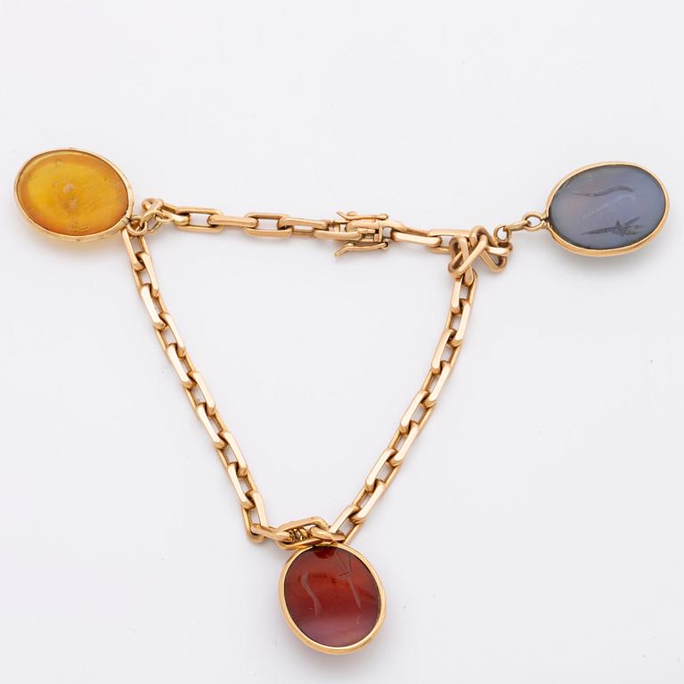 BRACELET w 3 charms, 18k gold, probably amber, carnelian and chalcedony, 20 0 g.