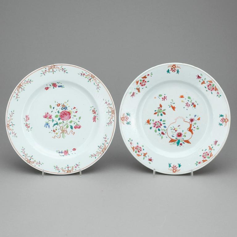 TALLRIKAR, 2 st, porslin, Kina, Qianlong (1736-95).