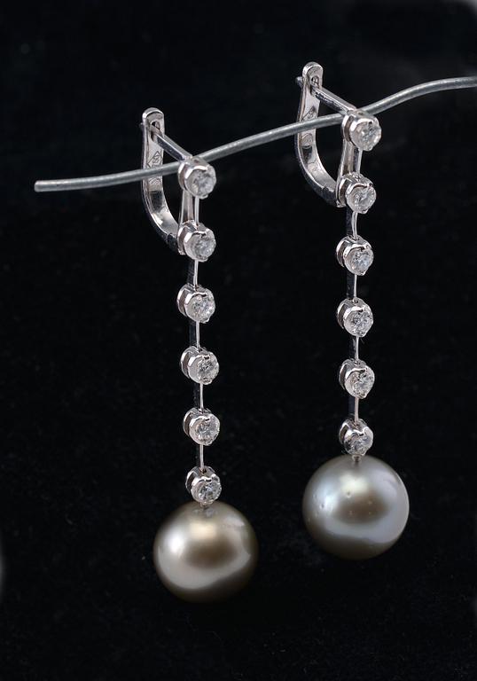 KORVAKORUT, briljanttihiottuja timantteja n. 0.89 ct. Tahitinhelmiä 11.5 mm. 18K valkokultaa. Paino 8,9 g.