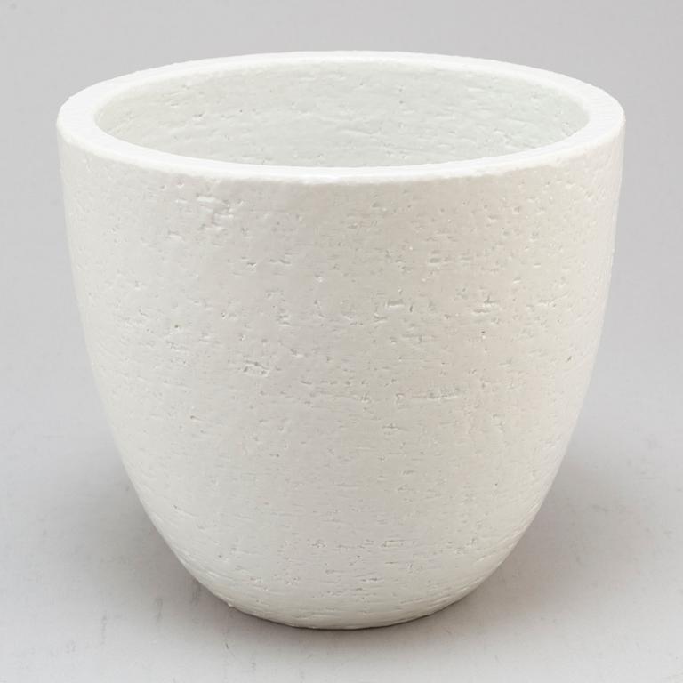 GUNNAR NYLUND, a stoneware bowl from Rörstrand.