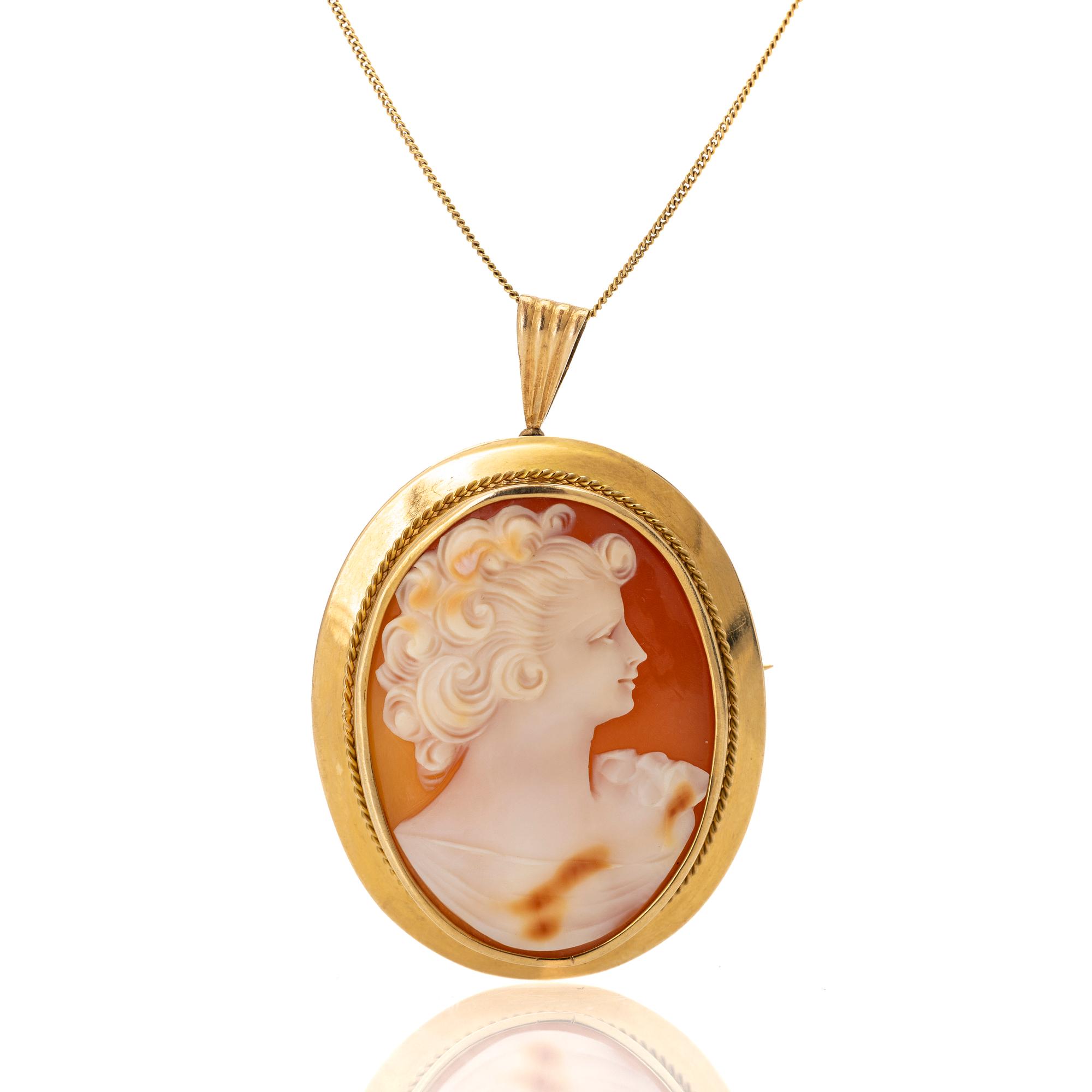 Necklace/brooch in 18K gold with a carved shell cameo.