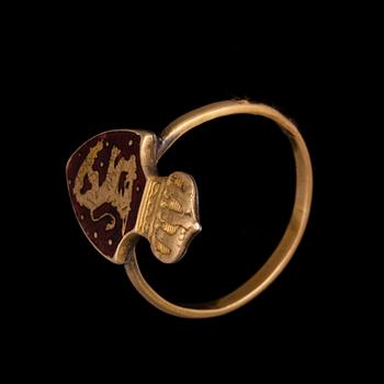 RING, 18K guld, krönt emaljerat lejon, Stockholm 1924. Vikt ca 2,9 g.