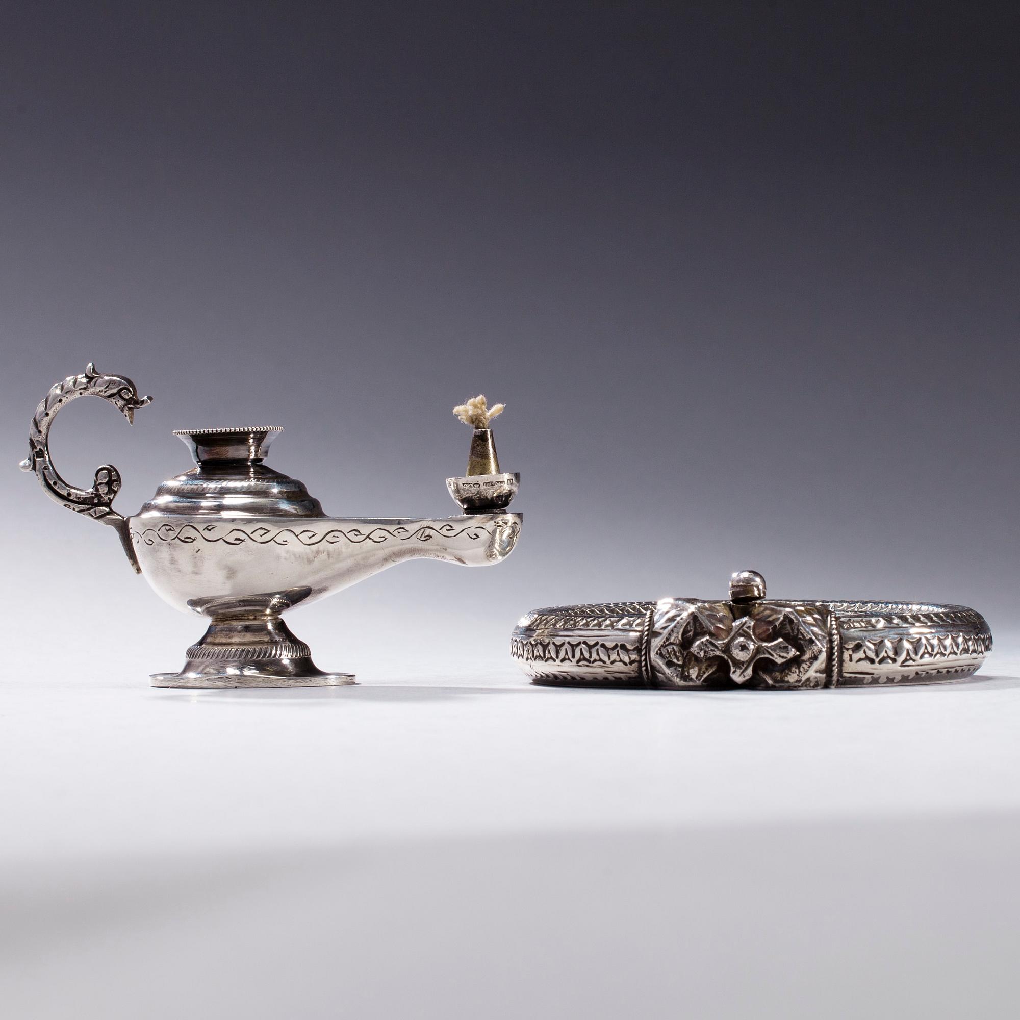 OLJELAMPA och FAT, silver, Egypten, finska kontrollstämplar, 1963. Total vikt 166,4 g.