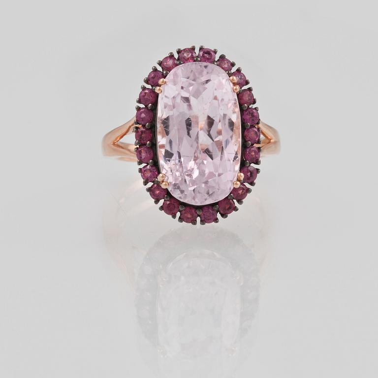 RING, 18K guld med ovalslipad kunzit ca 12.40 ct samt fasettslipade rosa safirer ca 1.15 ct. Vikt 7,2 gram.