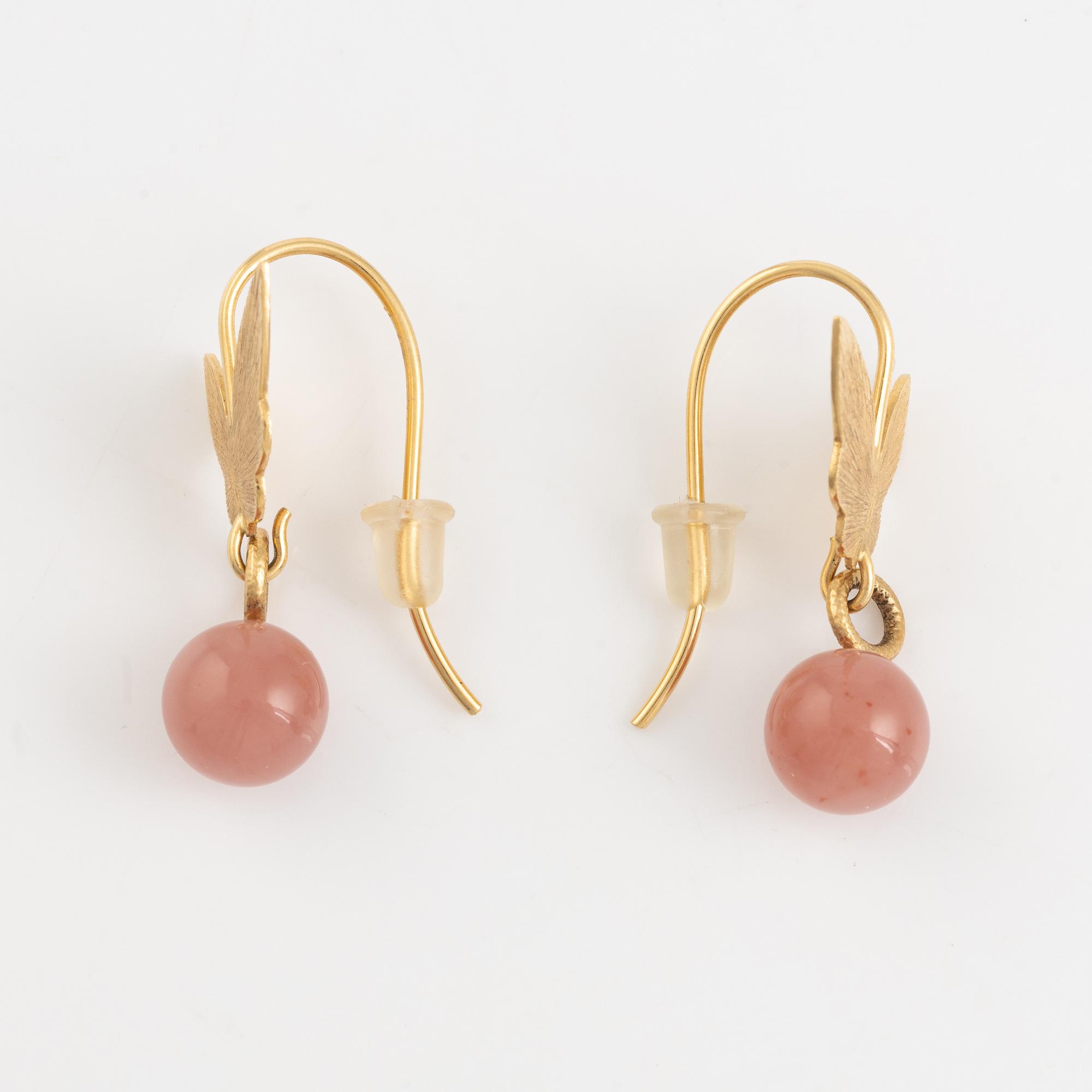 Ett par örhängen 18K guld med rosaaktig sten, i etui från Dulong.