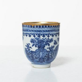 Tedosor, 2 st samt kopp med fat, kompaniporslin, Kina, omkring 1800.