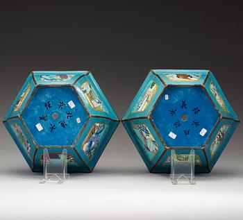 A pair of Chinese cloisonné flower pots, 1900-tal.
