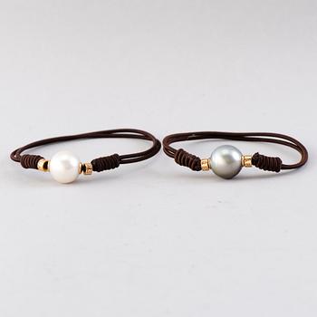 BRACELETS, 2 pcs, cultured pearls, 18K gold. Suarez, Spain.