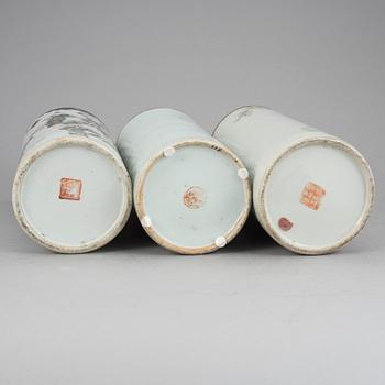 PENSELVASER, porslin, 3 st, 1900-tal, Kina.