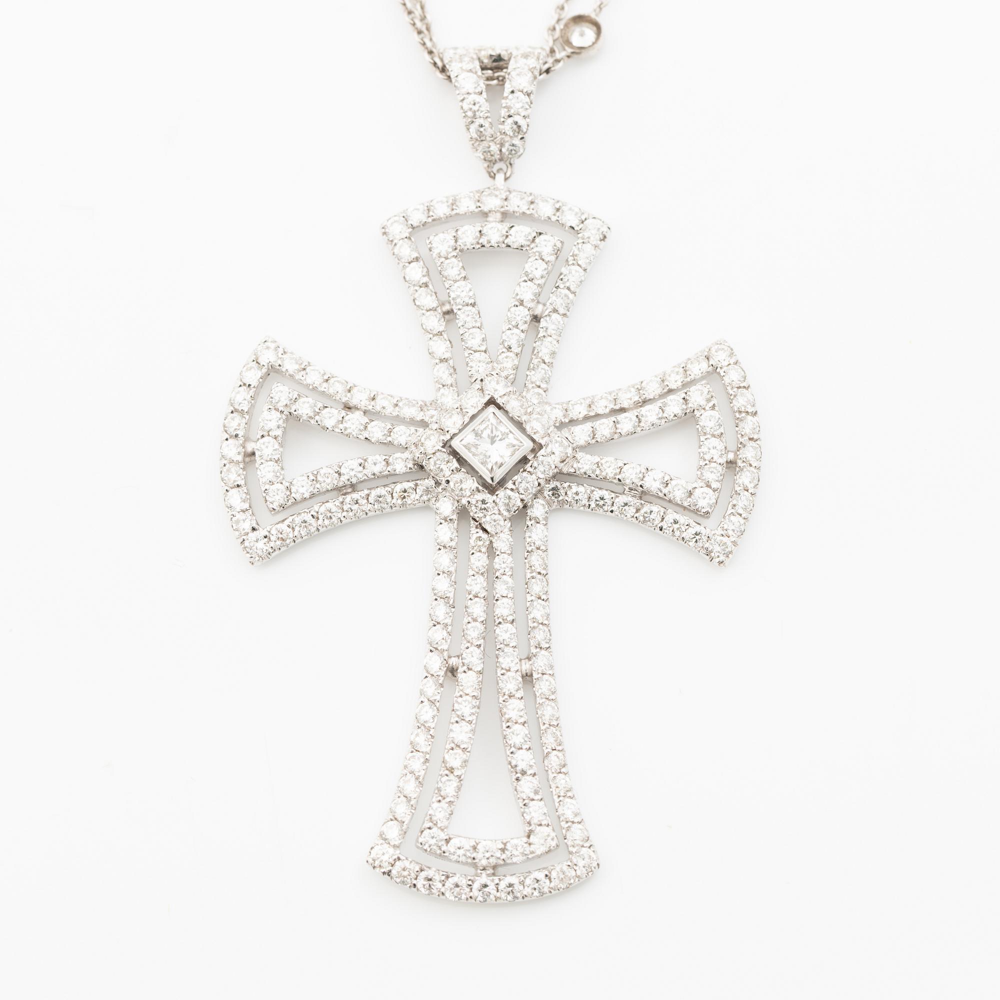 Cross pendant in white gold with princess-cut and brilliant-cut diamonds.