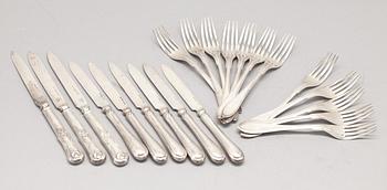 KNIVAR, 9 st och GAFFLAR, 12 st, silver, 1800-tal/1900-talets första hälft. Total vikt ca 540 g.