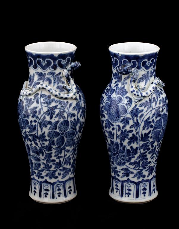 VASER, ett par, porslin, Kina troligen 1800-tal.