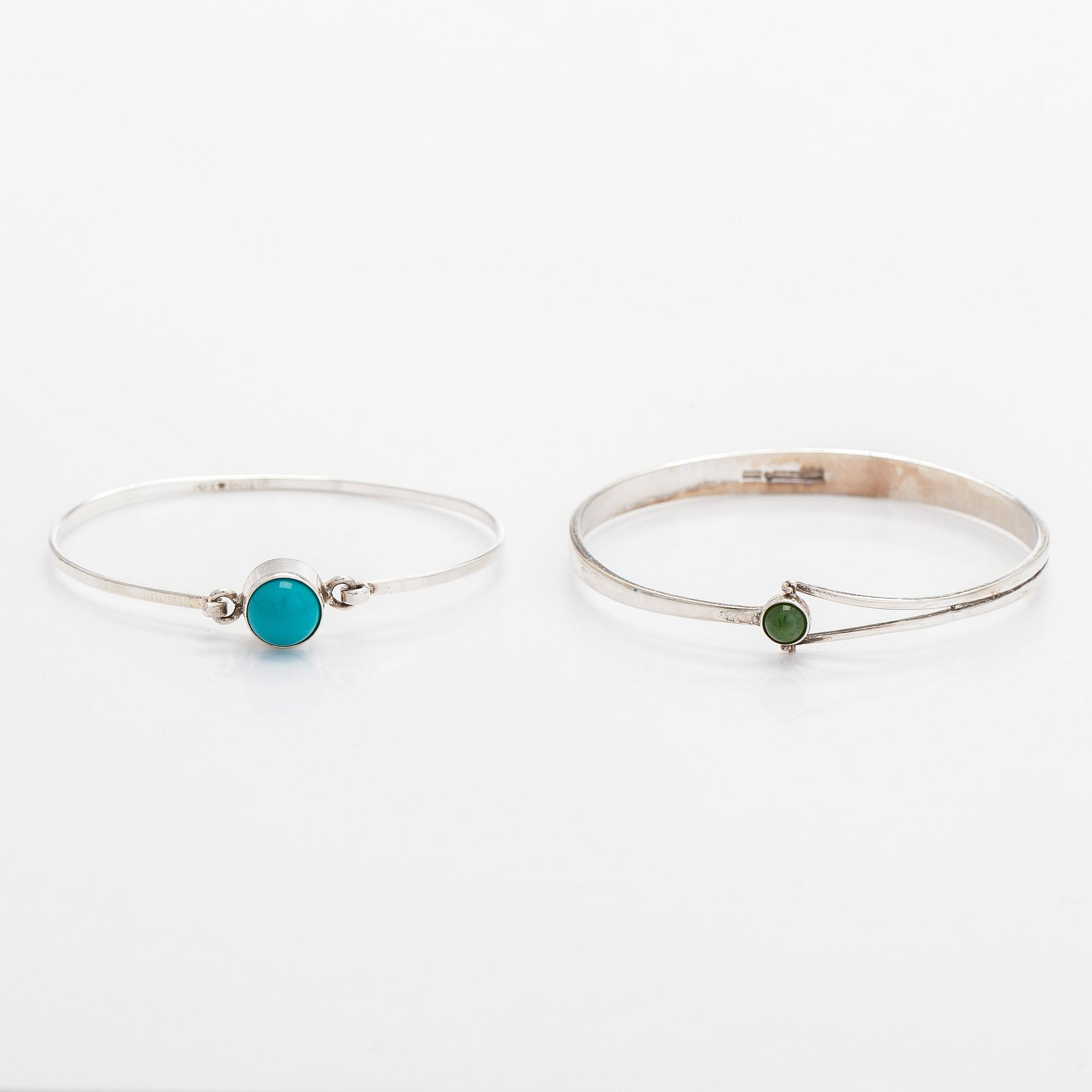 Rannekoruja, 2 kpl, sekä rintaneula, hopeaa ja värikiviä. Suomi 1958-1965.