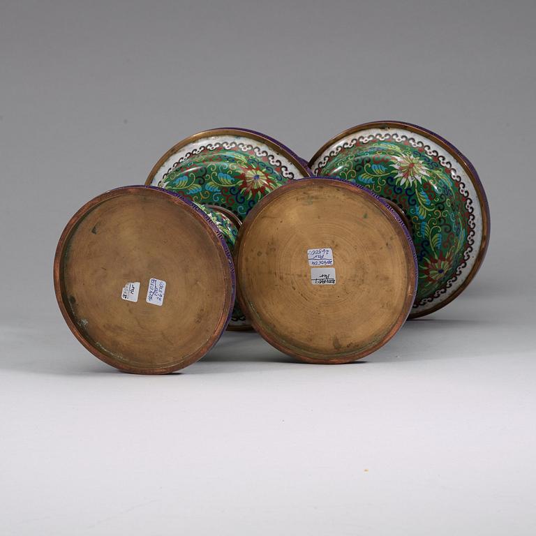 ALTARLJUSSTAKAR, ett par, cloisonné. Kina, 1900-tal.