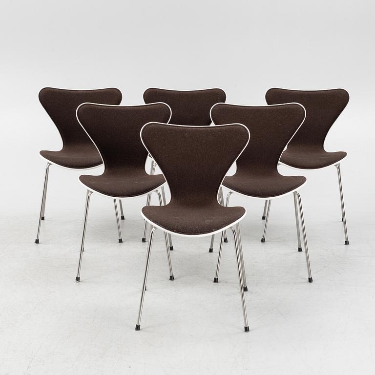 Arne Jacobsen, a set of six 'Series 7' chairs, Fritz Hansen 2013.
