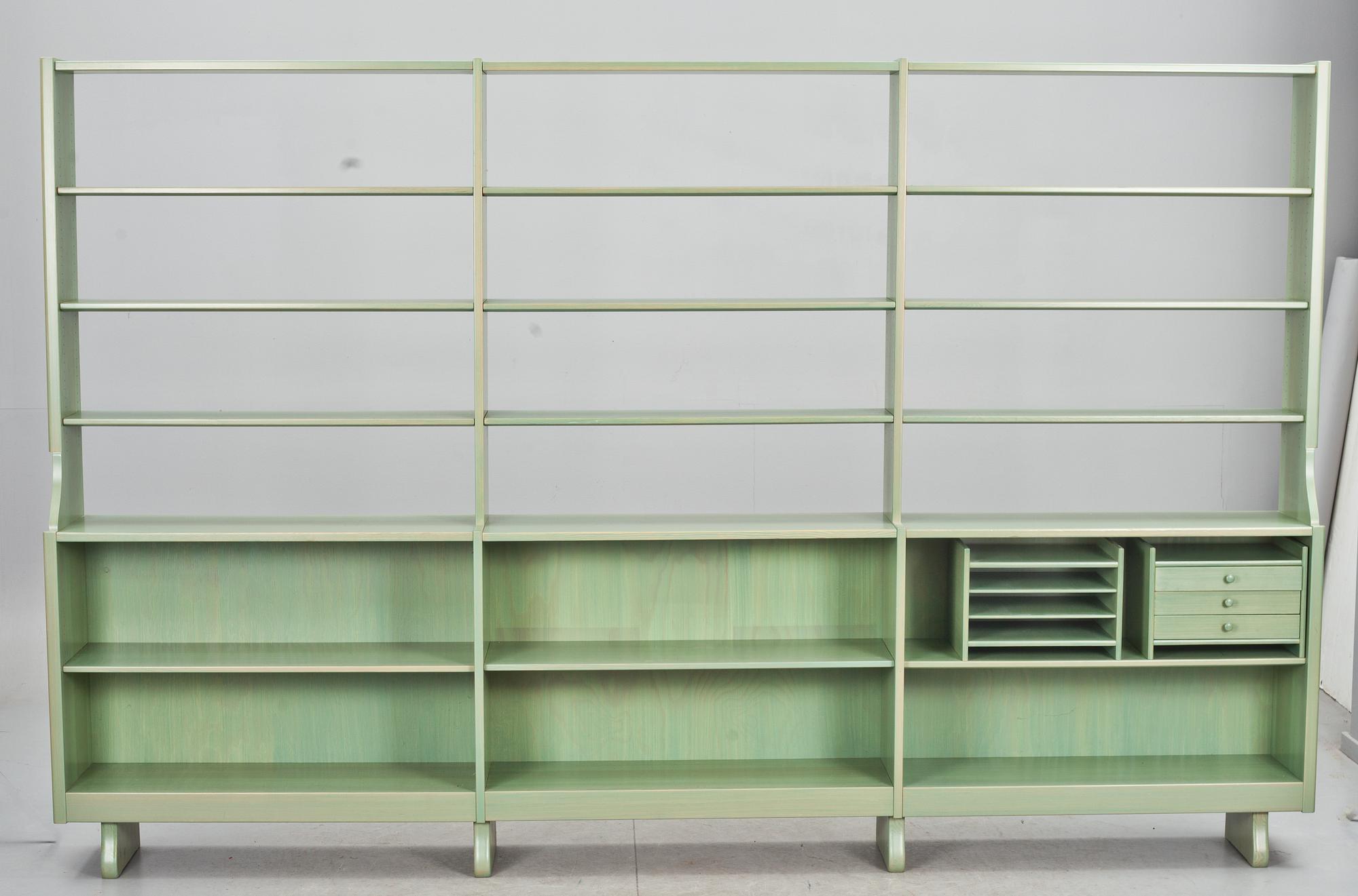 BOKHYLLA, 3 sektioner, "Guldheden", Carl Malmsten. Furu. Modellen formgiven 1945.