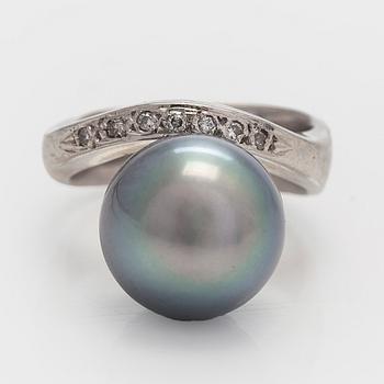 Ring, 18K vitguld, med odlad Tahiti pärla och diamanter. Finska stämplar 2005.